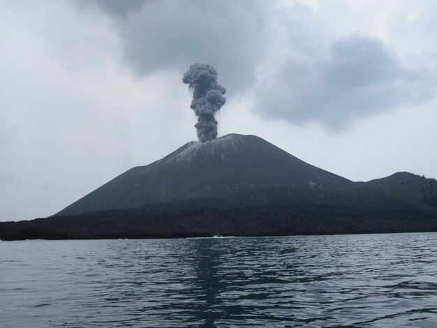 Vue panoramique de la montagne volcanique contre le ciel