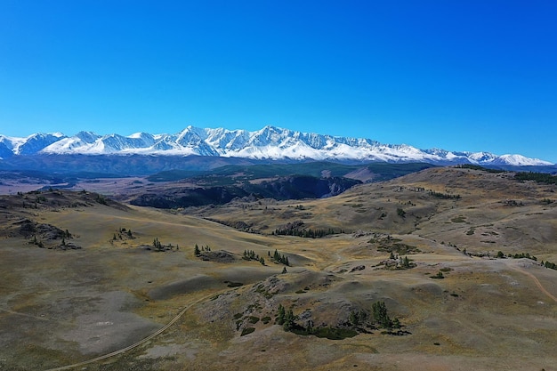 Vue panoramique sur les montagnes de l'Altaï depuis un drone, vue sur la nature de la colline du paysage russe