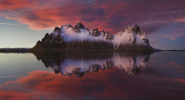 Vue panoramique des montagnes au bord du lac contre un ciel spectaculaire au coucher du soleil