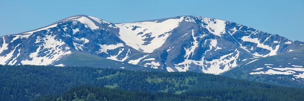 Vue panoramique sur les montagnes aux sommets enneigés