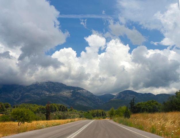 Vue panoramique sur les montagnes et les champs forestiers de la route dans le village grec de Grèce