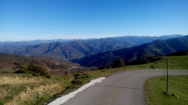 Vue panoramique des montagnes sur un ciel bleu clair