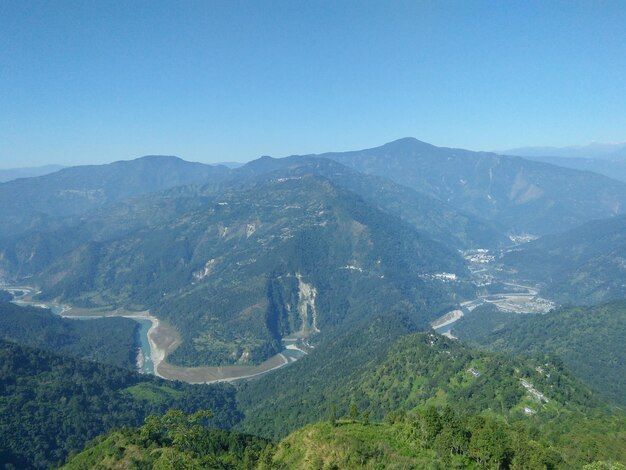 Photo vue panoramique des montagnes sur le ciel bleu