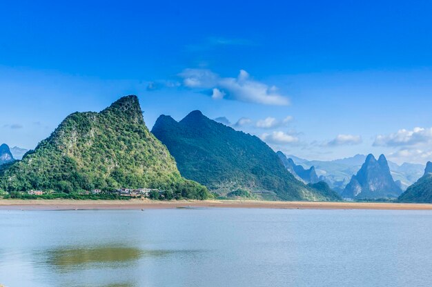 Vue panoramique des montagnes sur le ciel bleu