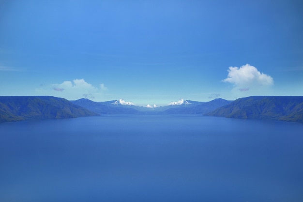 Vue panoramique des montagnes sur le ciel bleu