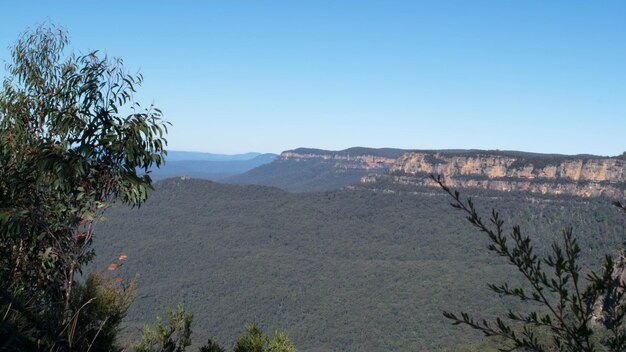 Vue panoramique des montagnes sur un ciel dégagé