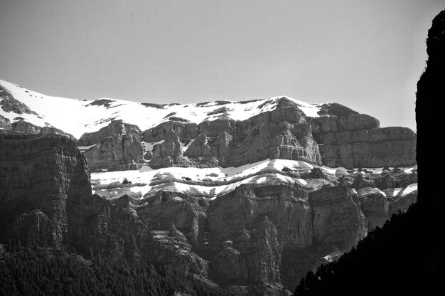 Photo vue panoramique des montagnes sur un ciel dégagé