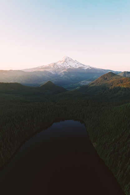 Vue panoramique des montagnes sur un ciel dégagé