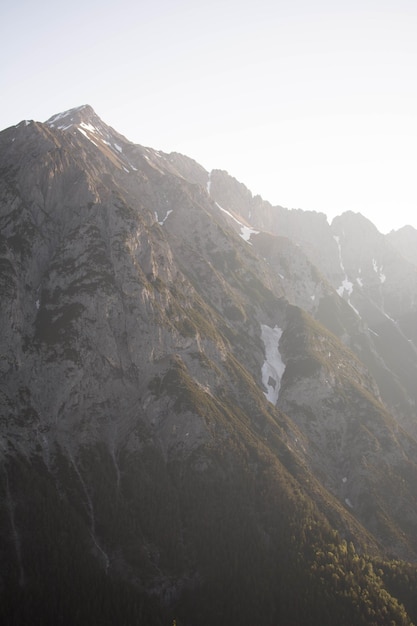 Vue panoramique des montagnes sur un ciel dégagé