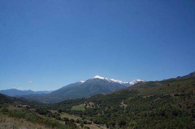 Photo vue panoramique des montagnes sur un ciel dégagé