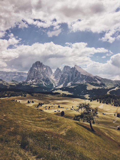 Photo vue panoramique des montagnes sur un ciel nuageux