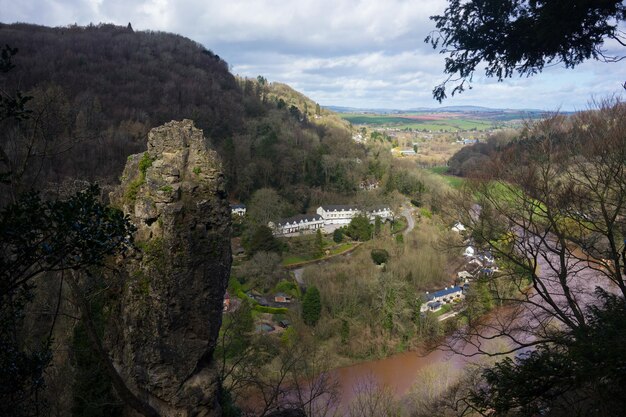 Vue panoramique des montagnes sur un ciel nuageux