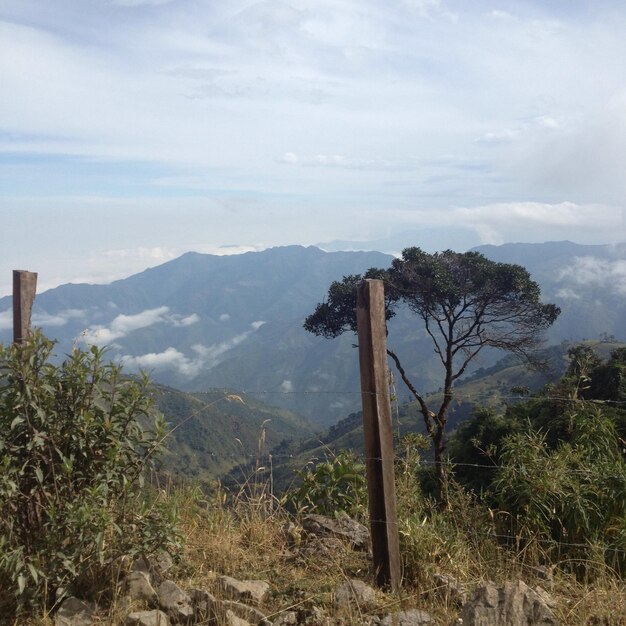 Photo vue panoramique des montagnes sur un ciel nuageux