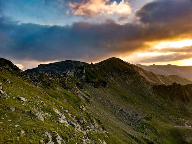 Vue panoramique des montagnes sur un ciel nuageux