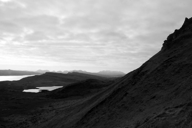 Vue panoramique des montagnes sur un ciel nuageux
