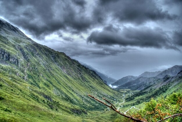 Vue panoramique des montagnes sur un ciel nuageux