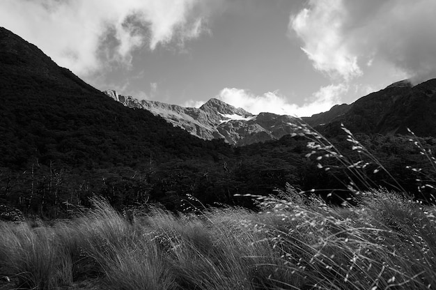 Vue panoramique des montagnes sur un ciel nuageux