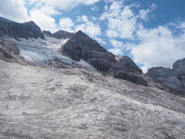 Vue panoramique des montagnes sur un ciel nuageux