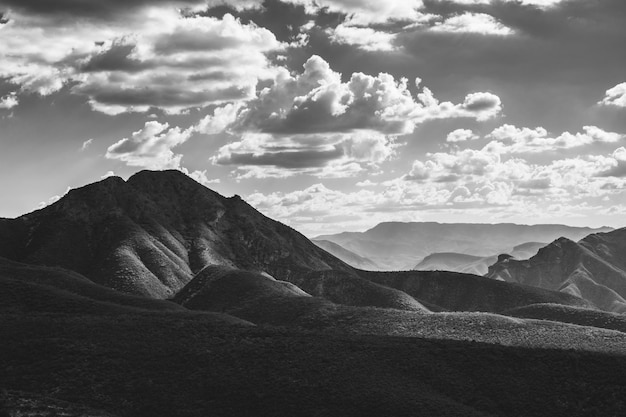 Vue panoramique des montagnes sur un ciel nuageux