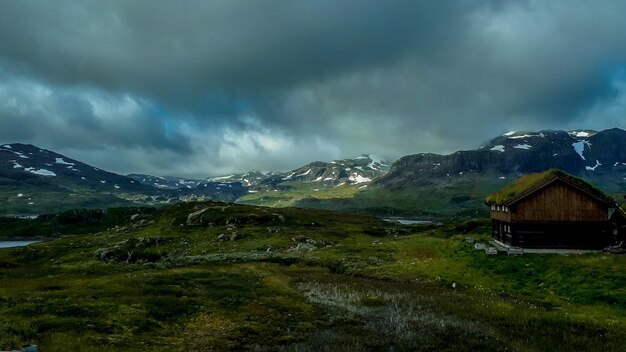 Photo vue panoramique des montagnes sur un ciel nuageux