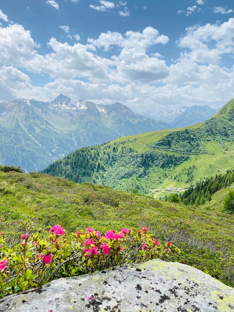 Photo vue panoramique des montagnes sur un ciel nuageux