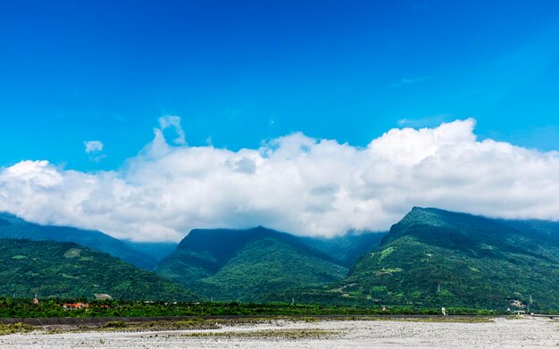 Vue panoramique des montagnes sur un ciel nuageux