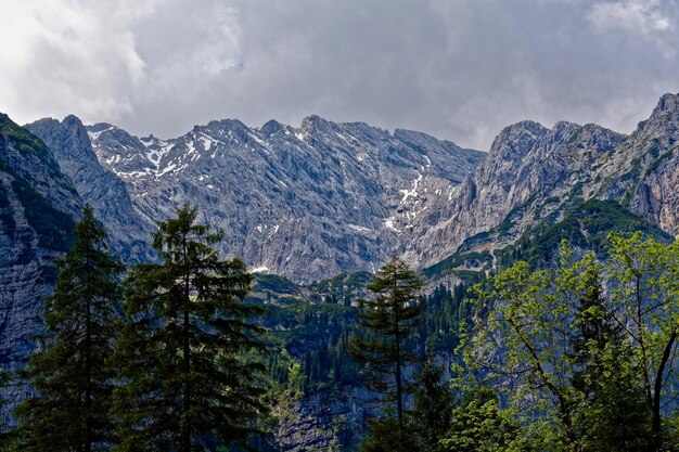 Photo vue panoramique des montagnes sur un ciel nuageux