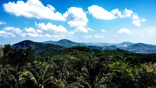 Vue panoramique des montagnes sur un ciel nuageux