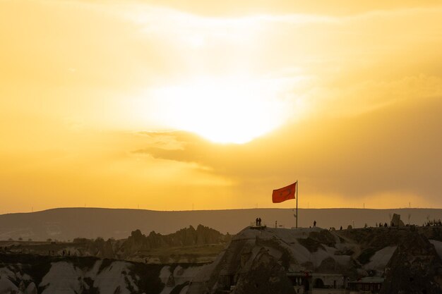 Photo vue panoramique des montagnes contre le ciel au coucher du soleil à goreme