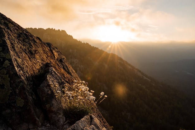 Vue panoramique des montagnes contre le ciel au coucher du soleil