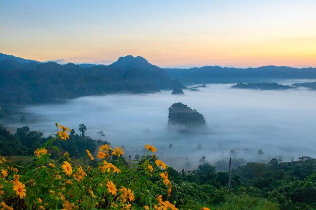 Photo vue panoramique des montagnes contre le ciel au coucher du soleil