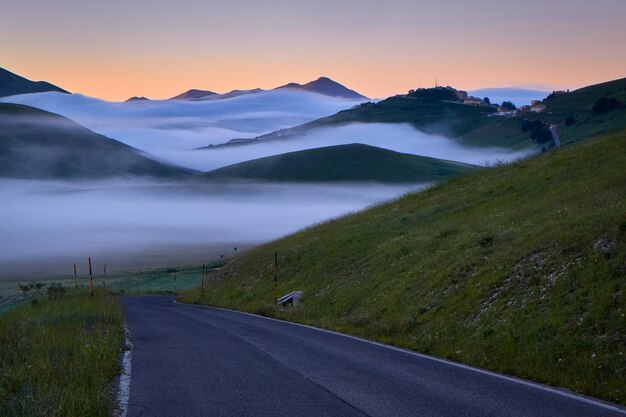 Photo vue panoramique des montagnes contre le ciel au coucher du soleil