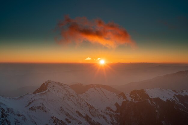 Photo vue panoramique des montagnes contre le ciel au coucher du soleil