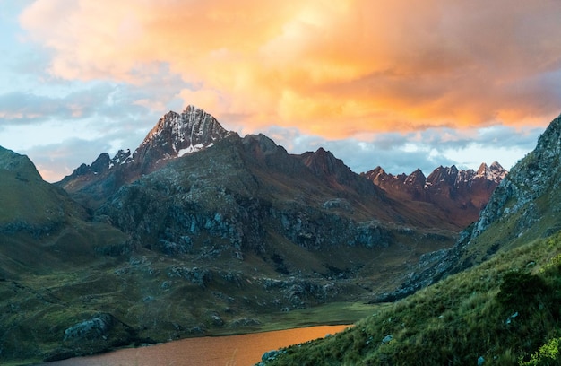 Vue panoramique des montagnes contre le ciel au coucher du soleil