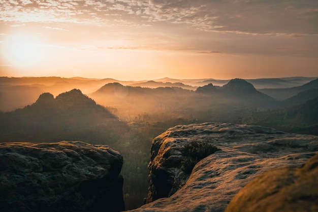 Vue panoramique des montagnes contre le ciel au coucher du soleil