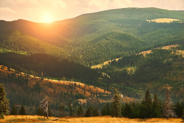 Vue panoramique des montagnes contre le ciel au coucher du soleil