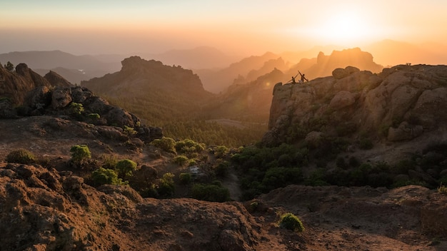 Vue panoramique des montagnes contre le ciel au coucher du soleil