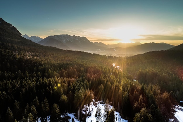 Vue panoramique des montagnes contre le ciel au coucher du soleil