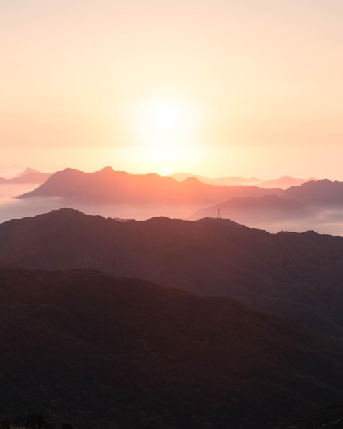 Vue panoramique des montagnes contre le ciel au coucher du soleil