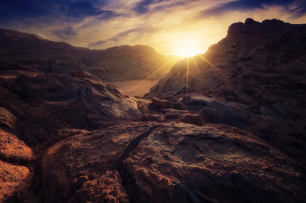Vue panoramique des montagnes contre le ciel au coucher du soleil