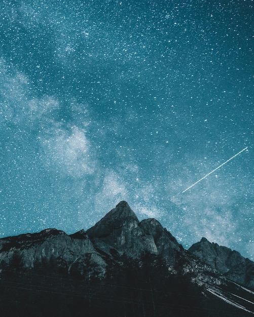 Vue panoramique des montagnes contre le ciel bleu la nuit