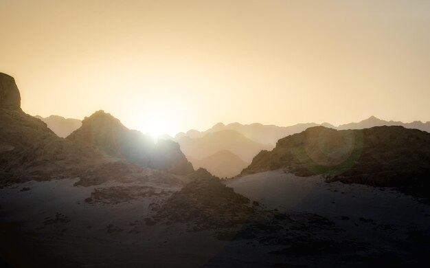 Vue panoramique des montagnes contre un ciel dégagé au coucher du soleil