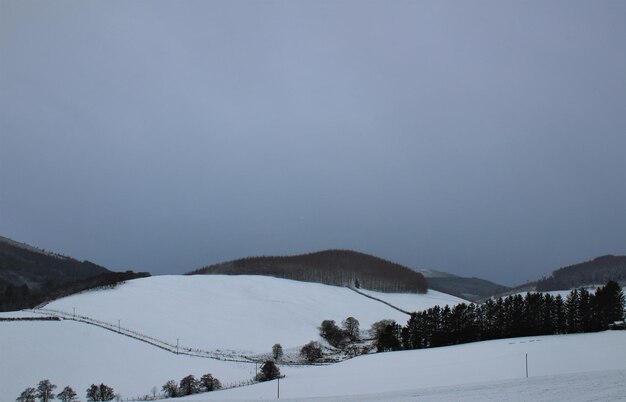 Vue panoramique des montagnes contre le ciel en hiver