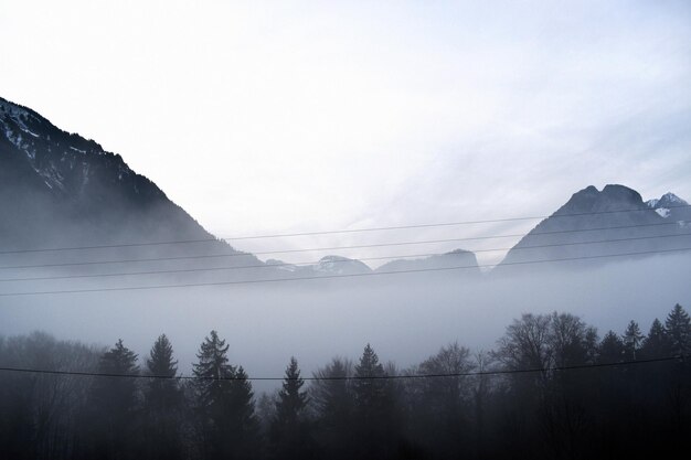 Vue panoramique des montagnes contre le ciel en hiver