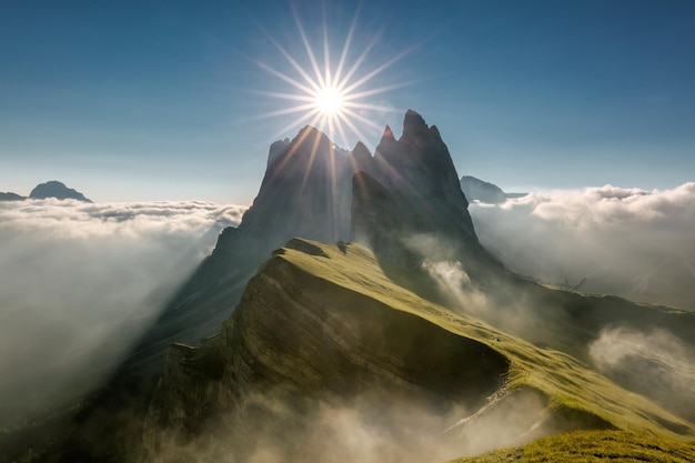 Vue panoramique des montagnes contre le ciel par une journée ensoleillée