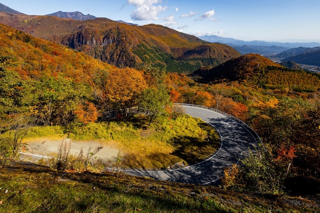 Vue panoramique des montagnes contre le ciel pendant l'automne à Irohazaka