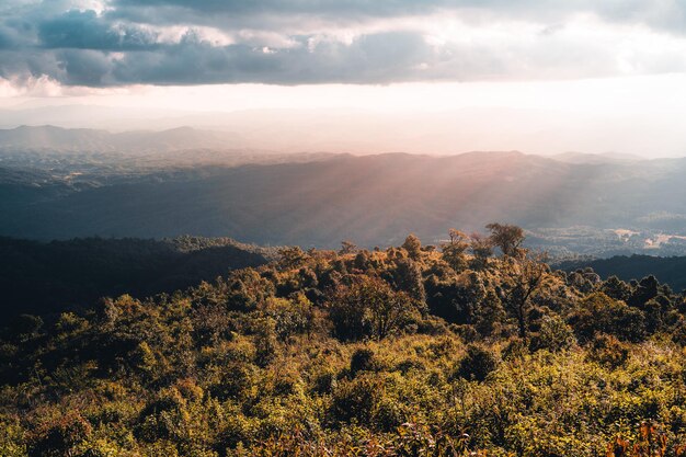 Vue panoramique sur les montagnes contre le ciel pendant le coucher du soleil