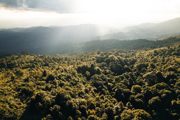 Vue panoramique sur les montagnes contre le ciel pendant le coucher du soleil