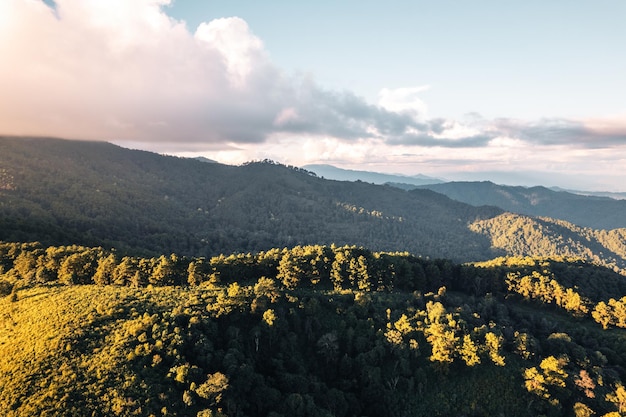 Vue panoramique sur les montagnes contre le ciel pendant le coucher du soleil