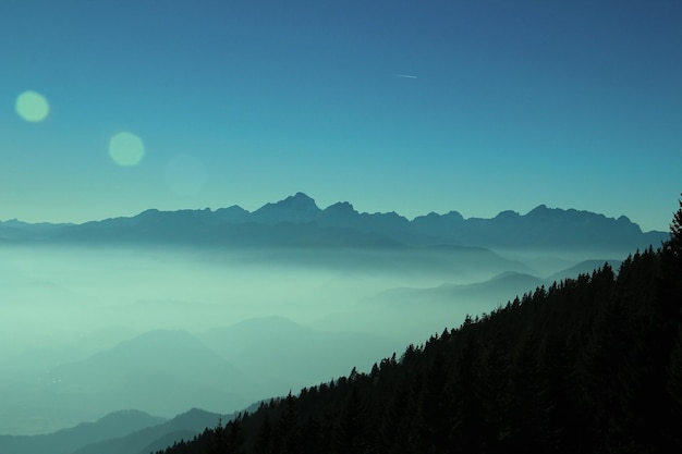 Vue panoramique des montagnes contre le ciel